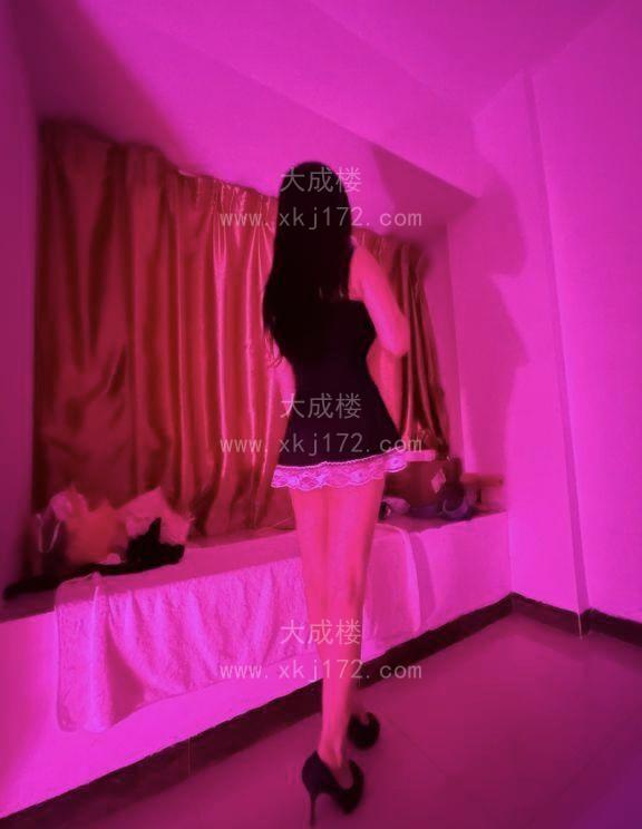 梅花园舌吻御姐